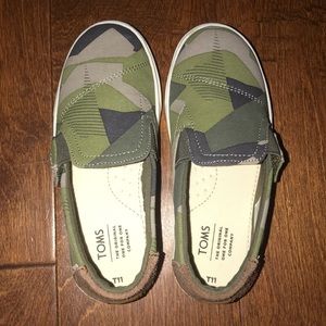 Boys camo Toms size T11